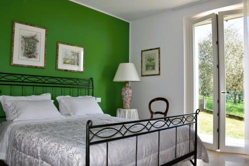 a bedroom with green walls and a bed at Villetta Giare in Posina