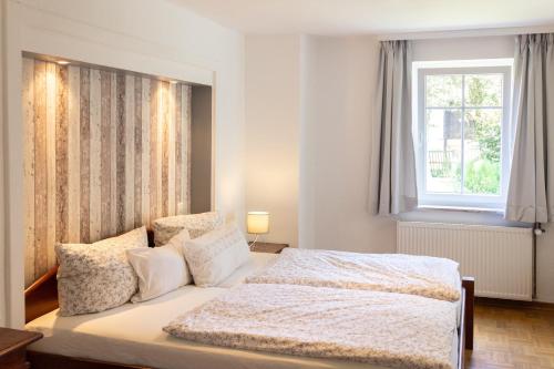 a bedroom with a bed and a window at Hof Timmermann - Landhaus, unten in Ottenstein