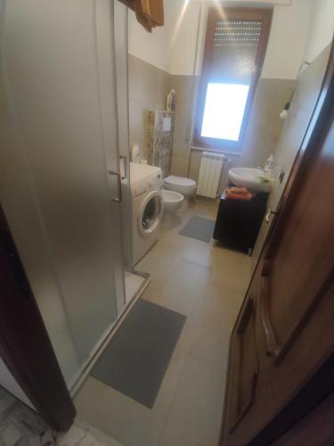 a bathroom with a toilet and a washing machine at SWEET HOUSE dolce casa in Campomorone