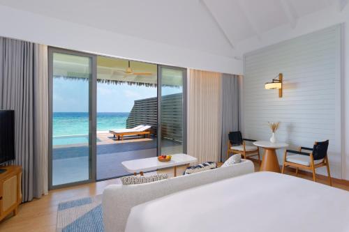 TV a/nebo společenská místnost v ubytování dusitD2 Feydhoo Maldives - All Inclusive Resort - with Free Transfers