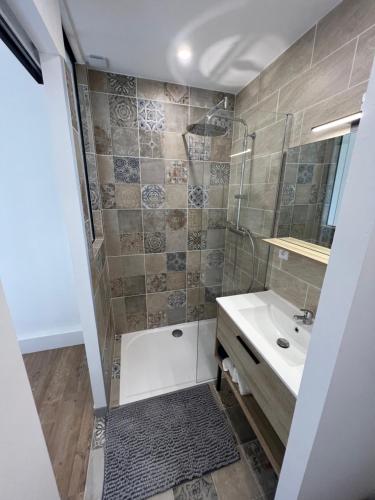 une salle de bain avec douche et lavabo dans l'établissement Appartement Farniente Grau d'Agde, au Grau-dʼAgde