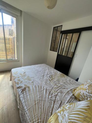 une chambre avec un lit et une grande fenêtre dans l'établissement Appartement Farniente Grau d'Agde, au Grau-dʼAgde