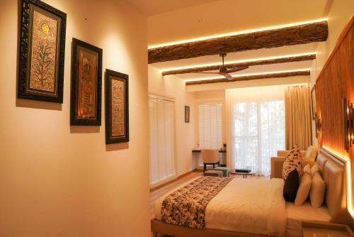 Postel nebo postele na pokoji v ubytování Kasauli Hills Resort