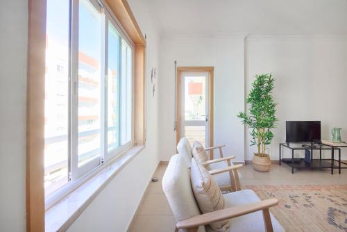 Spacious Apt Near Beach & Train, By TimeCooler