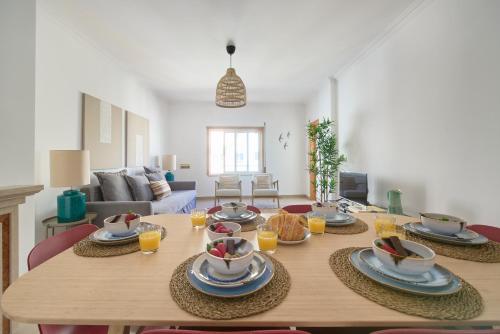 Spacious Apt Near Beach & Train, By TimeCooler