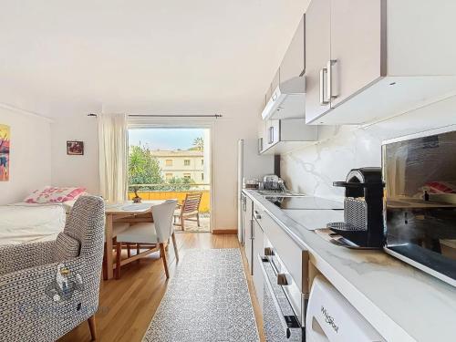 une cuisine avec une table et une salle à manger dans l'établissement Océan front apartment, à Cannes
