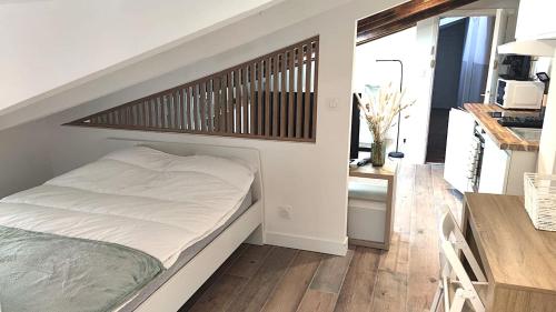 une chambre avec un lit et une table dans une pièce dans l'établissement Gubernatis centre ville, à Nice