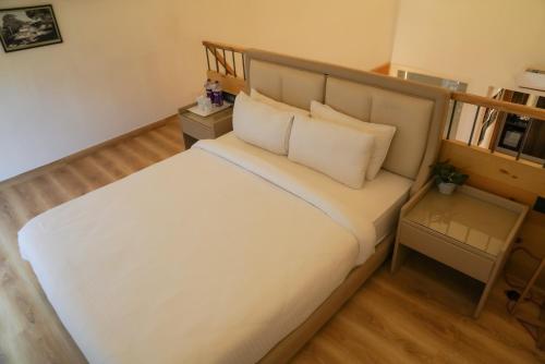 Postel nebo postele na pokoji v ubytování Kasauli Hills Resort