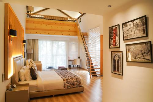 Postel nebo postele na pokoji v ubytování Kasauli Hills Resort