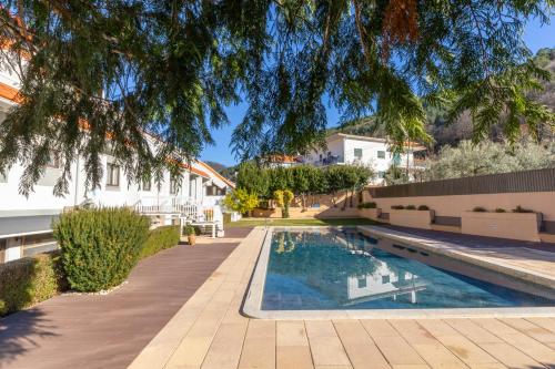 uma piscina em um quintal ao lado de uma casa em Hotel Berne em Manteigas