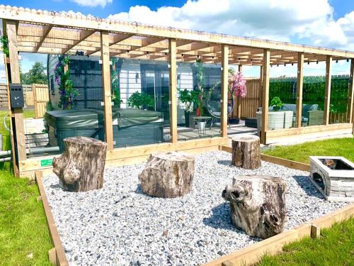 Zahrada ubytování Barlosh Luxury Tpod PiperHill pool table, hot tub, 2 indoor outdoor terraces, BBQ, Firepit, lots of extras