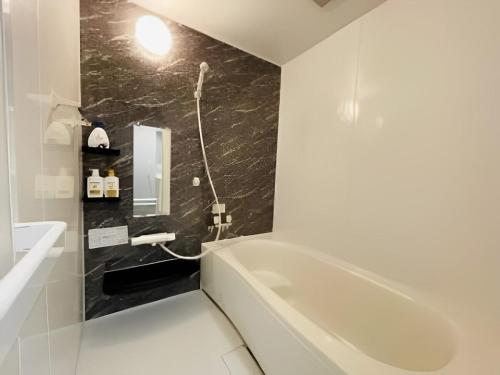 Ένα μπάνιο στο Moonbay Beach Villa