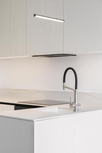 un comptoir de cuisine avec un évier et un évier dans l'établissement Elegant Penthouse Paris Panorama, à Colombes