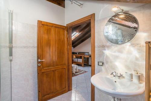 Ένα μπάνιο στο Roomy period house with stunning village views x6