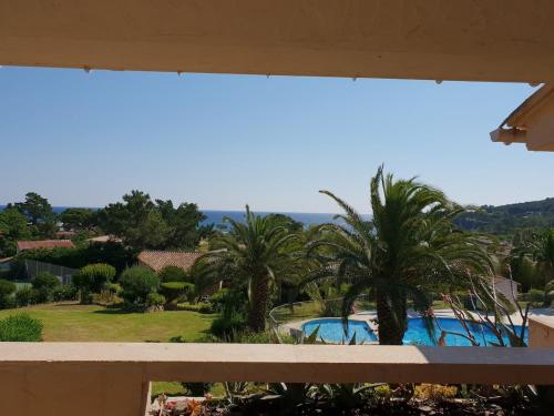Appartement Playa del Oro résidence avec grande piscine et vue mer