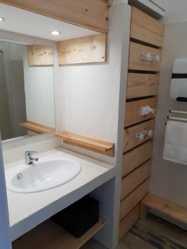 une salle de bain avec un lavabo et un miroir dans l'établissement Appartement Playa del Oro résidence avec grande piscine et vue mer, à Conca