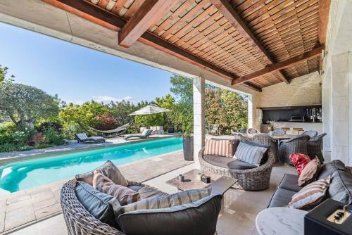 une terrasse avec mobilier en osier et une piscine dans l'établissement Diane By Terrys Homes, à Cannes