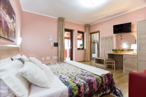 sypialnia z łóżkiem i biurkiem w pokoju w obiekcie Il Sole Guesthouse w mieście Porto Torres