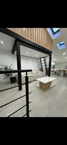 un salon avec un canapé et une table dans l'établissement Le Baptiste, à Cannes