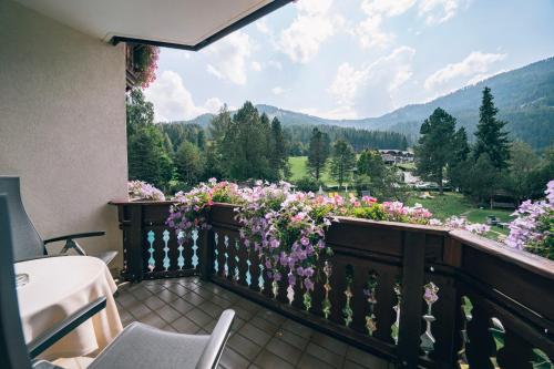 a balcony with a view of a mountain at Der Kirchheimerhof - Superior in Bad Kleinkirchheim