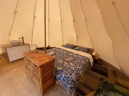 Ένα ή περισσότερα κρεβάτια σε δωμάτιο στο Chalet au cœur de la nature