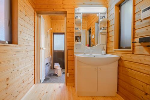 a bathroom with a sink and a mirror at 修善寺テラスヴィラ バレルサウナ付アウトドアリゾート in Izu