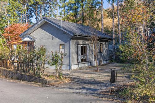 a small house in the middle of a forest at 修善寺テラスヴィラ バレルサウナ付アウトドアリゾート in Izu