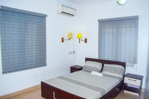 Ένα ή περισσότερα κρεβάτια σε δωμάτιο στο Cozy duplex with garden