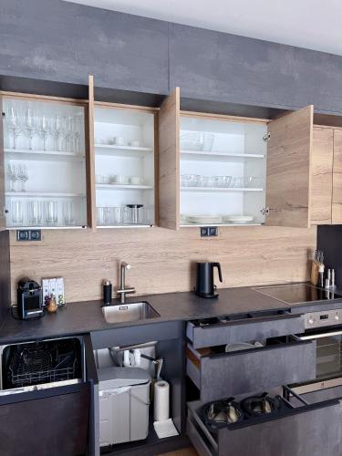 Η κουζίνα ή μικρή κουζίνα στο ELSA Spa Apartments Tux