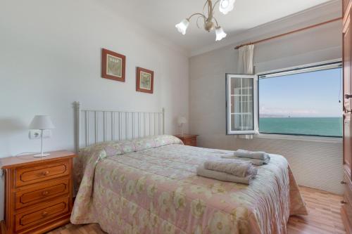 Ένα ή περισσότερα κρεβάτια σε δωμάτιο στο Apartamento primerísima linea playa