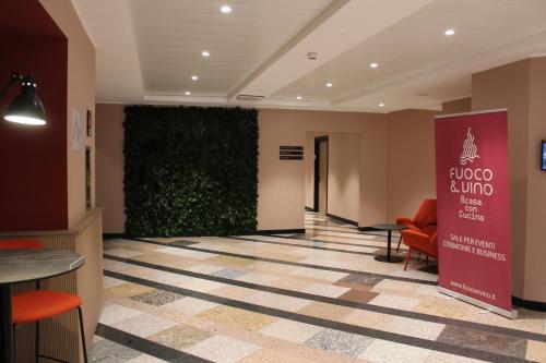 a lobby of a hotel with a green wall at Best Western Mirage Hotel Fiera in Paderno Dugnano