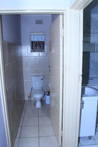 Un baño de Suprime Hotels and Conference