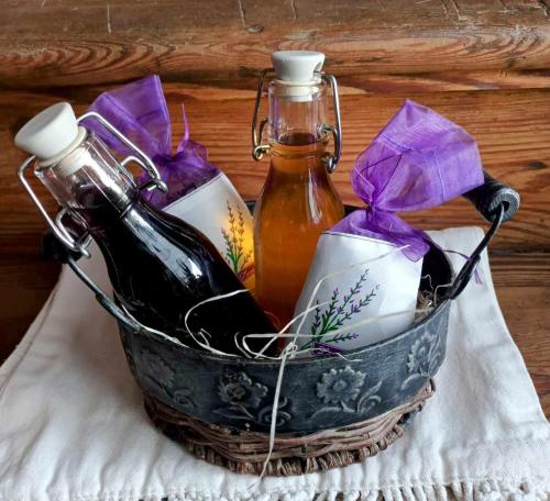 a basket with a bottle of wine and vinegar at Zollhaus nad Zalewem Mietkowskim in Domanice