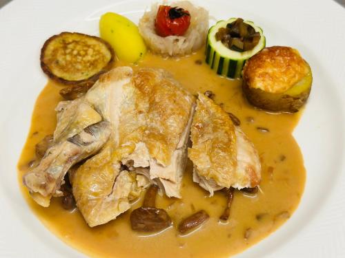 a plate of food with meat in a sauce at Auberge Le Meisenberg in Châtenois