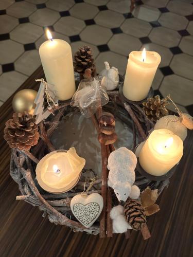 a wreath with candles and teddy bears on a table at Auberge Le Meisenberg in Châtenois