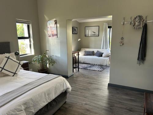 Ένα ή περισσότερα κρεβάτια σε δωμάτιο στο Cozy Nook in Noordhoek