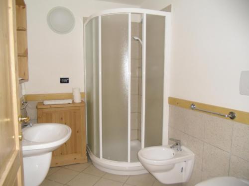 a bathroom with a shower and a toilet and a sink at Hotel Residence Bellavista - Camping Polsa in Brentonico