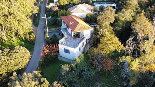 - une vue sur le toit d'une maison blanche dans l'établissement Villa Lucitello by Monarca, refuge Familial 5 personnes à 10 minutes de Saint Florent, à Barbaggio