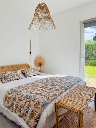 une chambre avec un lit, une chaise et une fenêtre dans l'établissement Rare grand appartement standing terrasse et jardin - Porticcio proche mer, à Porticcio