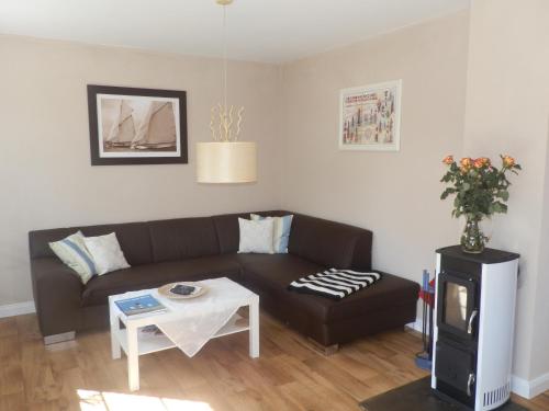 ein Wohnzimmer mit Sofa und Tisch in der Unterkunft Lillebroo in Boldixum