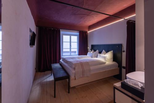Una cama o camas en una habitación de Hotel Kühbacher