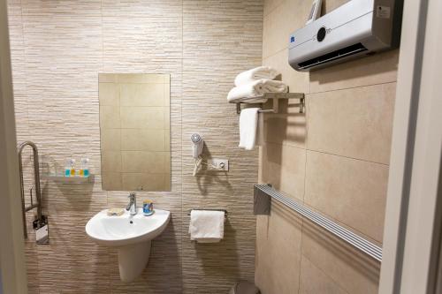 Ένα μπάνιο στο Apartamentos Raices
