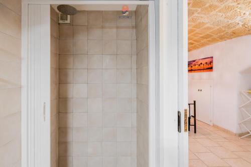 a hallway with a shower in a house at Dimora Cantalupi by Vivimy in Gallipoli