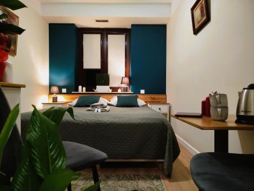 a bedroom with a bed with blue walls at Willa Pod Basztą Restauracja&Wellness in Kazimierz Dolny