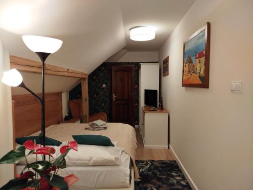 a small room with a bed and a lamp at Willa Pod Basztą Restauracja&Wellness in Kazimierz Dolny