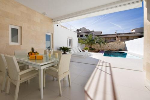 a dining room with a table and chairs at Marieta bajo in Colònia De Sant Jordi