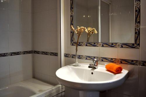セビリアにあるSevillarentのバスルーム(シンク、鏡、バスタブ付)