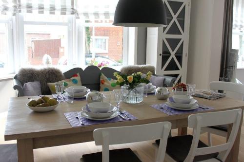 una mesa de comedor con platos y tazones de comida en Dat Stadthus, en Wyk auf Föhr