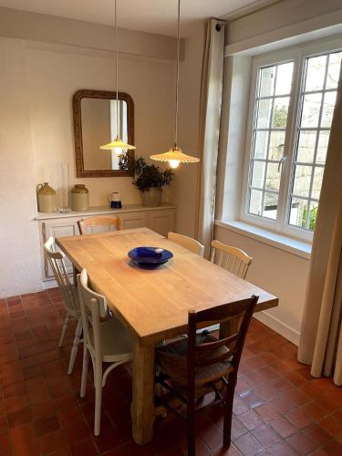 une salle à manger avec une table et des chaises en bois dans l'établissement L'Inattendue, à Saint-Vaast-la-Hougue