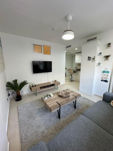 Modern 1BR Walk to Beach, Casino & Puerto Banús